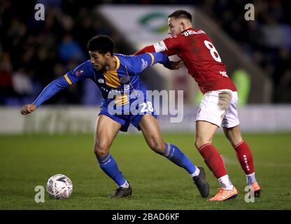 Josh Laurent (à gauche) et Josh Brownhill (à droite) de Bristol City combattent le ballon Banque D'Images