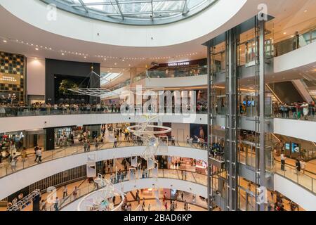 Les gens dans un centre commercial moderne en Chine Banque D'Images