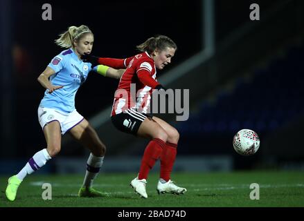 Le Steph Houghton de Manchester City (à gauche) et le combat Katie Wilkinson de Sheffield United pour le ballon Banque D'Images