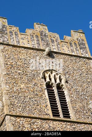 Église paroissiale du village tous les Saints à Blyford, Suffolk, Angleterre, Royaume-Uni détail du visage en pierre sculpté sur la tour Banque D'Images