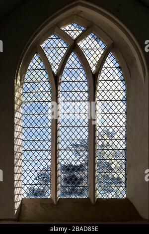 Église paroissiale du village tous les Saints à Blyford, Suffolk, Angleterre, Royaume-Uni - traceur de verre dans la fenêtre est Banque D'Images