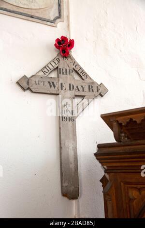 Église paroissiale du village tous les Saints à Blyford, Suffolk, Angleterre, Royaume-Uni - Croix de Flandre de la première Guerre mondiale Banque D'Images