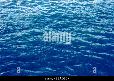 Blue Sea wave close up, low angle view pour l'été l'arrière-plan. Banque D'Images