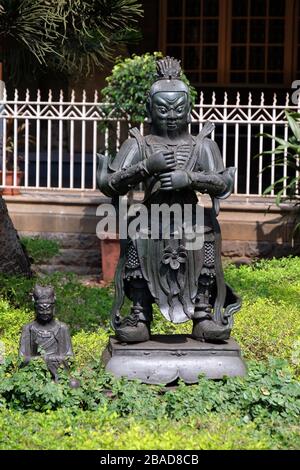 Statue à l'entrée du Musée du Prince de Galles, maintenant connu sous le nom de Musée Chhatrapati Shivaji Maharaj à Mumbai, en Inde Banque D'Images