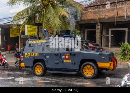 27 mars 2020. Unités de mobilisation de la police nettoyant les routes pour vaporiser du désinfectant dans les rues de Canggu, zone touristique populaire de Bali. Indonésie Banque D'Images