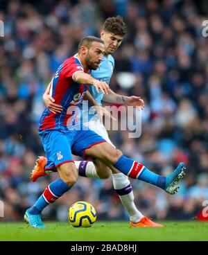 Cenk Tosun (à gauche) du Crystal Palace et John Stones de Manchester City se battent pour le ballon Banque D'Images