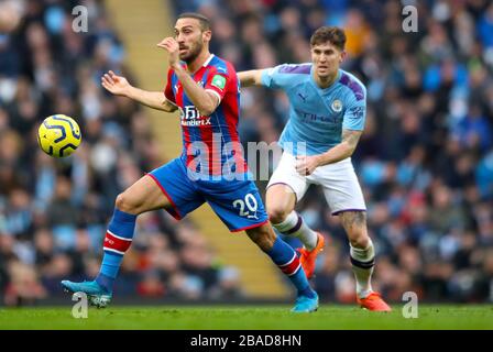 Cenk Tosun (à gauche) du Crystal Palace et John Stones de Manchester City se battent pour le ballon Banque D'Images