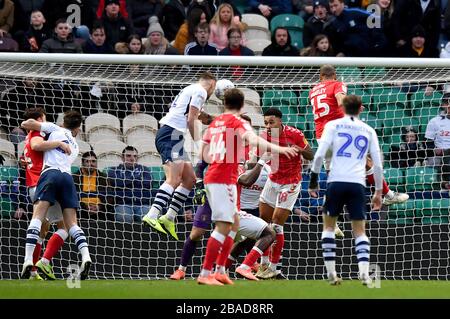 Patrick Bauer de Preston North End obtient le deuxième but du jeu de son côté Banque D'Images