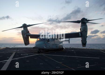 PHILIPPINES SEA (18 mars 2020) – un MV-22 Osprey affecté à un navire d'assaut amphibie USS America (LHA 6) atterrit sur le pont de vol du quai de transport amphibie de la classe San Antonio USS Green Bay (LPD 20). Green Bay, qui fait partie de l'équipe du 31 Marine Expeditionary Strike Group aux États-Unis, opère dans la 7ème zone d'opérations de la flotte des États-Unis afin d'améliorer l'interopérabilité avec les alliés et les partenaires et de servir de force d'intervention prête pour défendre la paix et la stabilité dans la région de l'Indo-Pacifique. (ÉTATS-UNIS Photo marine par Spécialiste Communication de masse 3ème classe Maria G. Llanos) Banque D'Images