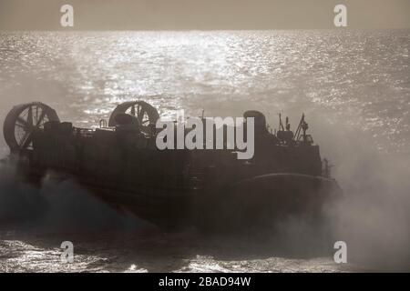 200319-N-GR168-1067 MER ROUGE (19 mars 2020) un embarcation d'atterrissage, coussin d'air (LCAC), attaché à l'unité d'artisanat Assault (ACU) 4, quitte le pont de puits du quai de transport amphibie USS New York (LPD 21), 19 mars 2020. New York, avec le Groupe de préparation amphibie de Bataan et avec la 26ème unité expéditionnaire marine embarqué, est déployé dans la 5ème zone d'opérations de la flotte américaine à l'appui des opérations navales pour assurer la stabilité et la sécurité maritimes dans la région centrale, Relier la Méditerranée et le Pacifique à travers l'Océan Indien occidental et trois points de départ stratégiques. (ÉTATS-UNIS Photo marine par Banque D'Images