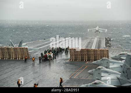 F/A-18 E et F Super Hornets affectés à la Carrier Air Wing (CVW) 8, s'empilent en préparation au lancement à partir du pont de vol de l'USS Gerald R. Ford (CVN 78) pendant les opérations de vol dans l'océan Atlantique le 21 mars 2020. Ford est actuellement en cours de réalisation de qualifications de transporteur. (ÉTATS-UNIS Photo marine par Mass Communication Specialist 2ème classe Ruben Reed) Banque D'Images