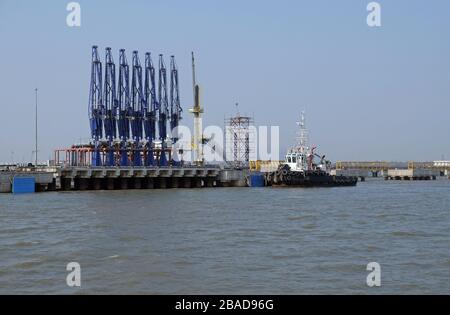 Pipeline de gaz naturel et de pétrole brut. Station-service flottante située près de la côte pour fournir du carburant aux navires à Mumbai, en Inde Banque D'Images