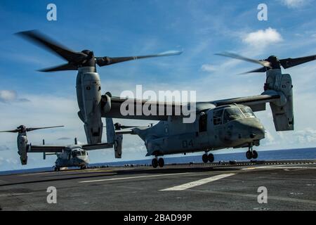 MER DES PHILIPPINES (23 mars 2020) un aéronef MV-22 B Osprey tiltrotor avec Escadron Tiltrotor de milieu marin (VMM) 265 (renforcé), 31ème unité expéditionnaire maritime (MEU), part du pont de vol du navire d'assaut amphibie USS America (LHA 6) lors d'un exercice de défense aérienne. L'Amérique, phare du America Expeditionary Strike Group, 31ème équipe du MEU, opère dans la 7ème zone d'opérations de la flotte américaine pour améliorer l'interopérabilité avec les alliés et les partenaires et servir de force de réponse prête pour défendre la paix et la stabilité dans la région de l'Indo-Pacifique. (Photo officielle du corps des marines des États-Unis par le Cpl. ISA Banque D'Images