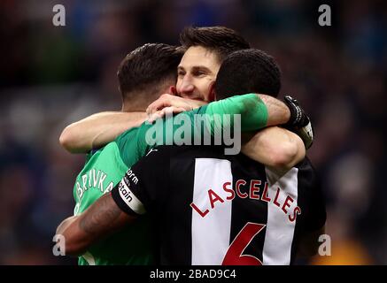 Federico Fernandez (centre), gardien de but Martin Dubravka (à gauche) et Lascelles de Newcastle United célèbrent leur victoire après le coup de sifflet final Banque D'Images