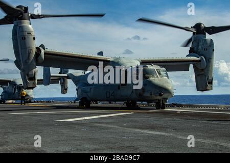 MER DES PHILIPPINES (23 mars 2020) un aéronef MV-22 B Osprey tiltrotor avec Escadron Tiltrotor de milieu marin (VMM) 265 (renforcé), 31ème unité expéditionnaire maritime (MEU), prépare le décollage du pont de vol du navire d'assaut amphibie USS America (LHA 6) lors d'un exercice de défense aérienne. L'Amérique, phare du America Expeditionary Strike Group, 31ème équipe du MEU, opère dans la 7ème zone d'opérations de la flotte américaine pour améliorer l'interopérabilité avec les alliés et les partenaires et servir de force de réponse prête pour défendre la paix et la stabilité dans la région de l'Indo-Pacifique. (Photo officielle du Marine corps américain Banque D'Images