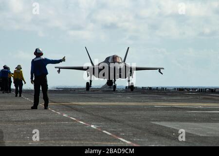 PHILIPPINES SEA (23 mars 2020) un F-35-B Lightning II avions de chasse avec Marine Medium Tiltrotor Squadron (VMM) 265 (renforcé), 31 Marine Expeditionary Unit (MEU), se prépare à partir du pont de vol du navire d'assaut amphibie USS America (LHA 6) pendant un exercice de défense aérienne. Les F-35 du 31ème MEU offrent une capacité aérienne offensive meurtrière qui permet à la force de frappe expéditionnaire de projeter à la fois le pouvoir et de défendre le groupe de travail amphibie contre les menaces anti-navires. L'Amérique, phare du America Expeditionary Strike Group, 31 membres de l'équipe du MEU, opère dans la 7ème flotte des États-Unis Banque D'Images