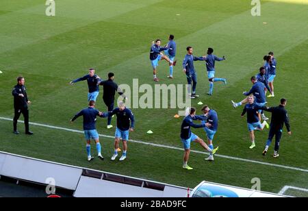 Les joueurs de Coventry City s'échauffent sur le terrain avant le début du match Banque D'Images