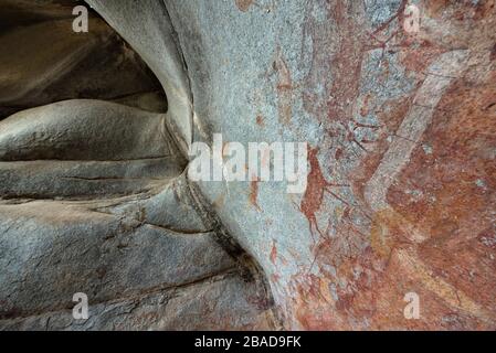 Peintures San dans la grotte de Nswatugi, parc national de Matobo, Zimbabwe. Banque D'Images