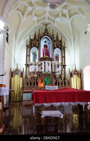 Autel principal de l'église catholique Saint-Blaise à Gandaulim, Goa, Inde Banque D'Images