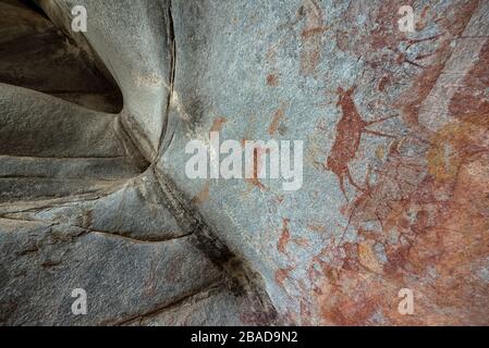 Peintures San dans la grotte de Nswatugi, parc national de Matobo, Zimbabwe. Banque D'Images