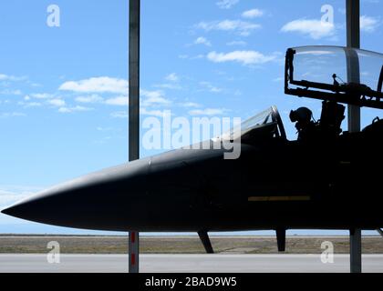Un pilote de Fighter du 366ème 391ème Escadron de Fighter se prépare à suivre une formation en vol, le 16 mars 2020, à la base aérienne Mountain Home, Idaho. Les combattants maintiennent leurs efforts de force totale en plein milieu de changements d'horaire en raison de COVID-19. (ÉTATS-UNIS Photo de la Force aérienne par Airman Tyrell Hall Senior) Banque D'Images
