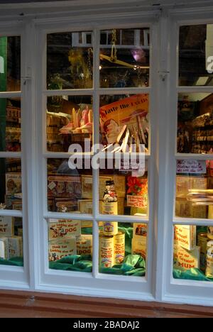 Une vitrine de magasins affichant des bonbons et des biscuits dans les Shambles est la plus ancienne rue pavée avec ses vieux bâtiments médiévaux de plusieurs siècles Banque D'Images