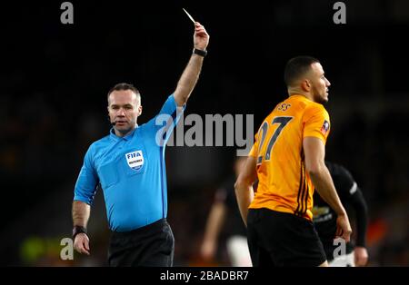 L'arbitre Lee Mason (à gauche) montre la carte jaune de Wolverhampton Wanderers Romain Saiss Banque D'Images