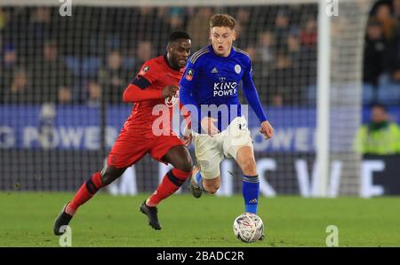 Harvey Barnes (à droite) de Leicester City et Gavin Massey de Wigan Athletic affrontent le ballon Banque D'Images