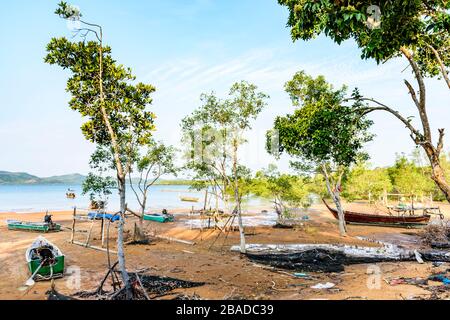 Filets de pêche et bateaux à queue longue à marée basse sur l'île de Ko Yao Noi près de Phuket dans le sud de la Thaïlande Banque D'Images