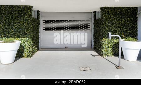 Entrée au garage souterrain de véhicules avec clé de sécurité pour accéder au parking couvert et sortir.camps Bay Cape Town. Banque D'Images