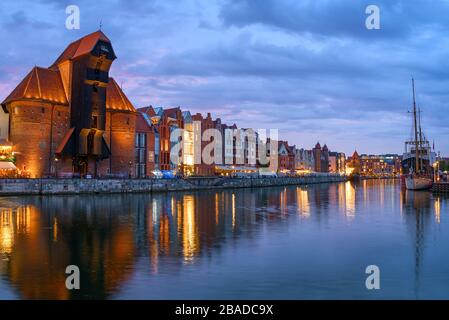 Gdansk, Pologne - 12 septembre 2019 : vue panoramique sur la grue médiévale et d'autres vieux bâtiments le long du bord de l'eau à la ville principale de Gdansk Banque D'Images