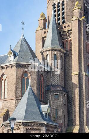 Magnifiquement construire des tours en tant que partie de l'église catholique dans le style néo-gothique Banque D'Images