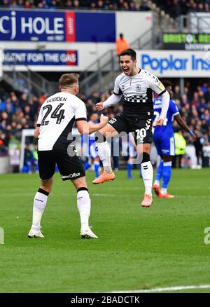 Liam Walsh de Coventry City (à droite) célèbre le premier but du jeu de son côté Banque D'Images