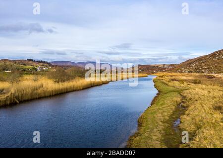 Vue aérienne de la rivière Tweebarra entre Doochary et LettermacAward à Donegal - Irlande Banque D'Images