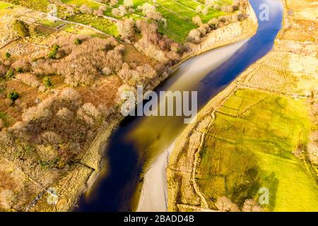 Vue aérienne de la rivière Tweebarra entre Doochary et LettermacAward à Donegal - Irlande Banque D'Images