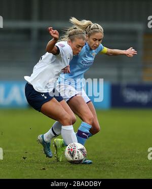 Rianna Dean de Tottenham Hotspur (à gauche) et Steph Houghton de Manchester City se battent pour le ballon Banque D'Images