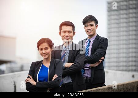 Groupe de gens d'affaires d'affaires avec succès à célébrer la réussite et chef smiling Banque D'Images