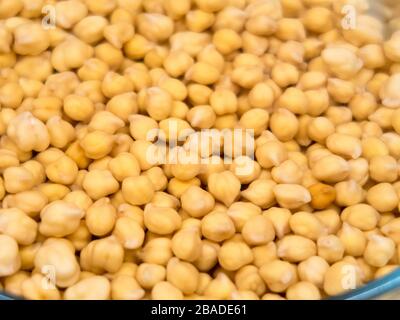 Pois chiches trempés dans un bol d'eau Banque D'Images