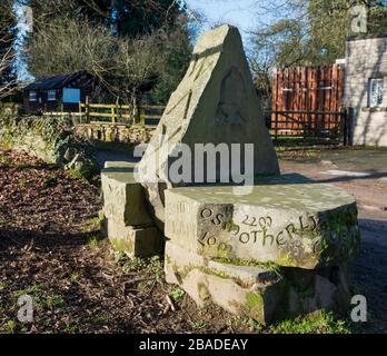 Banc / marqueur sculpté au début du sentier de Cleveland Way à Helmsley, dans le Yorkshire du Nord Banque D'Images