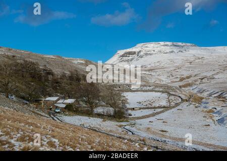 Vue sur l'hiver d'un Ingleborough couvert de neige, l'un des Yorkshire Three Peaks, vu du fond de Crina Banque D'Images