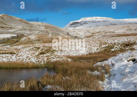 Vue sur l'hiver d'un Ingleborough couvert de neige, l'un des Yorkshire Three Peaks, vu du fond de Crina Banque D'Images