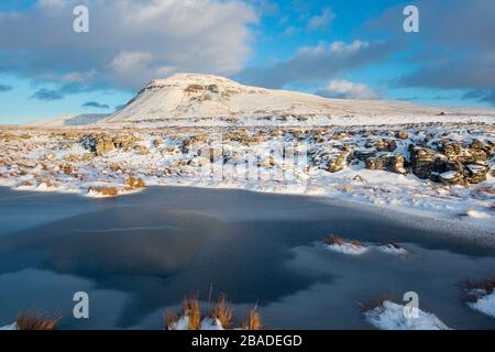 Vue sur l'hiver d'un Ingleborough couvert de neige, l'un des Yorkshire Three Peaks, vu de White voitures Banque D'Images