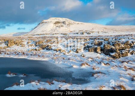 Vue sur l'hiver d'un Ingleborough couvert de neige, l'un des Yorkshire Three Peaks, vu de White voitures Banque D'Images