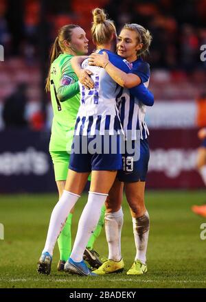 Brighton et Hove Albion's Danique Kerkdijk (à gauche) et Emily Simpkins célèbrent à plein temps Banque D'Images