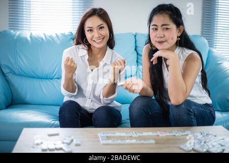 Portrait de vie femmes asiatiques de meilleurs amis - smiling happy sur canapé au salon Banque D'Images