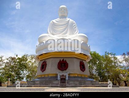 Statue du Bouddha blanc à la Pagode Long Son en journée ensoleillée à Nha Trang, Vietnam Banque D'Images