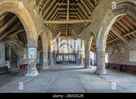 Église Saint-Nicolas Grossmont dans le Monmoushire, intérieur. Une immense église et seulement autour de la moitié de celle-ci en usage commun. Banque D'Images