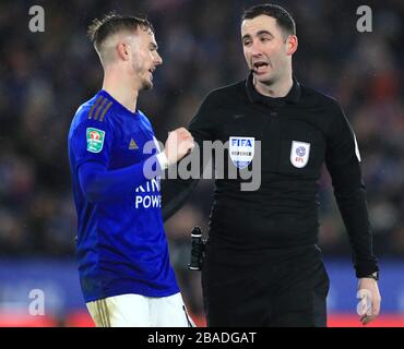 James Maddison (à gauche) de Leicester City parle avec Chris Kavanagh, arbitre Banque D'Images