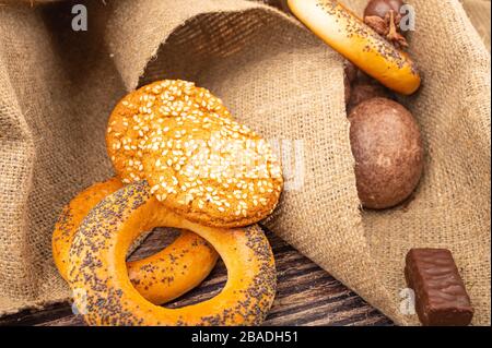Bagels, gâteaux au chocolat, biscuits et chocolat sur fond de tissu texturé. Gros plan Banque D'Images