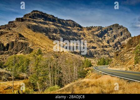 Table Mountain sur Mountain Creek depuis Ochoco Highway près de Mitchell, Oregon, États-Unis Banque D'Images